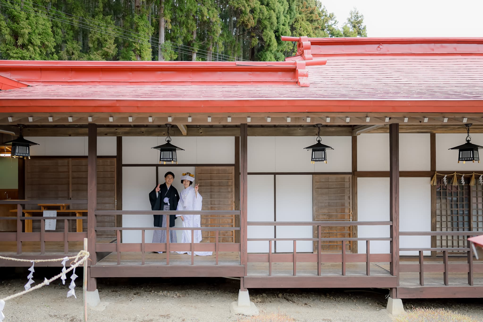 挙式は色打掛でもOK。挙式の後は、おふたりでの写真やご家族様との集合写真も可能です。白無垢のあとに掛替をして色打掛でのロケーション撮影もOK。