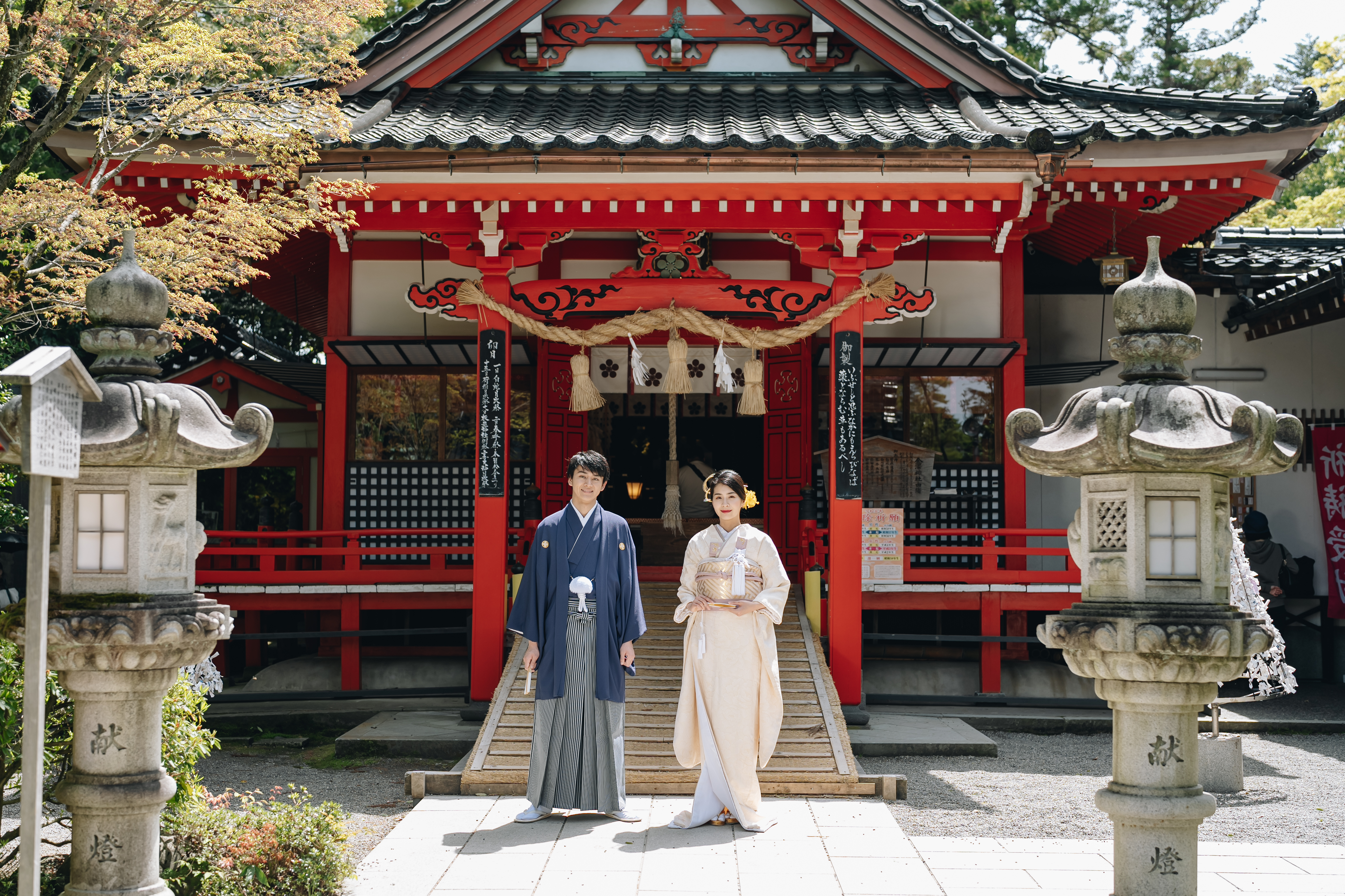 由緒ある国指定文化財の朱塗り御社殿での厳かな神前式が出来る