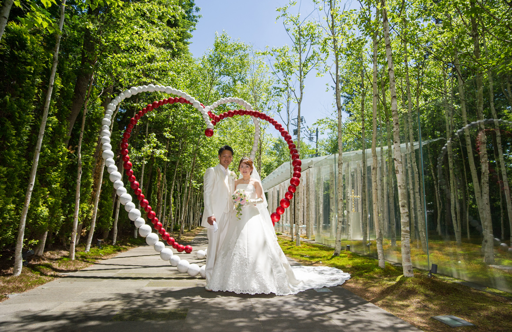 2つのハートがお互いを支えるように立っているオブジェ「こころの門」は、くぐることで二人の結びつきが強くなるようにと願いが込められています。