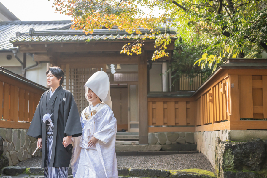 神社内に新郎新婦の着付室、親族控室が完備されています