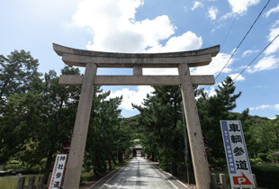 ■桃太郎伝説と神楽・備前刀のふるさとの一宮の吉備津彦神社は「吉備の中山」の麓に鎮座し、ご祭神は「桃太郎」のモデルとしても有名な大吉備津日子命