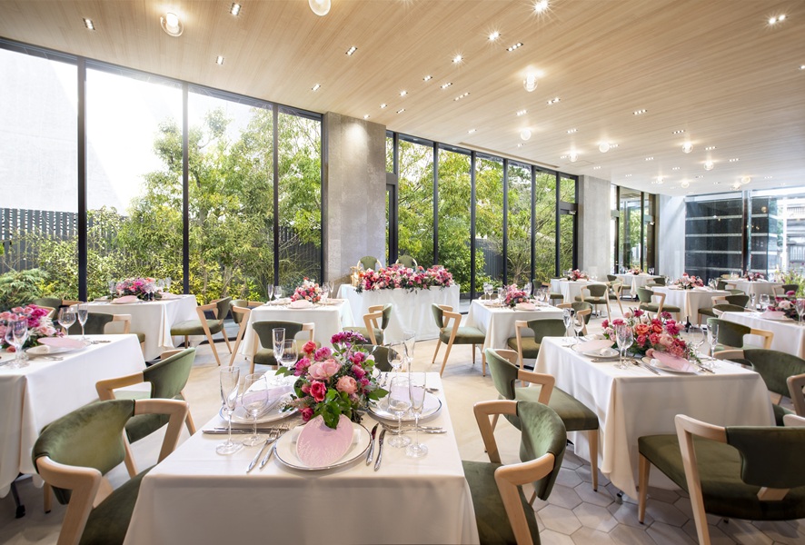 木々のぬくもりを感じる心地よい空間の中、おいしいお料理と心のこもったサービスでお客様を喜ばせたい。そんな気持ちがわたしたちKIGIのモチベーションです。