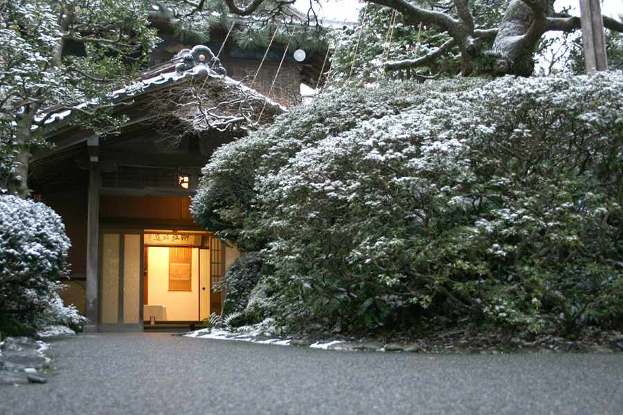 【約1000坪の庭園と歴史ある建物が生む“特別なロケーション”】昭和8年、前田家家老・横山家の別邸を譲り受け創業した金茶寮は、明治期の本館と40mの斜面に広がる 約1000坪の庭園 を持つ格式高い料亭。 趣の異なる5つの離れや、滝の流れる庭園は四季折々に美しく、結婚式の舞台として格別の雰囲気を演出します。