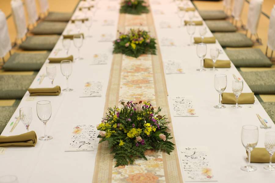 【料亭ならではの“加賀懐石 × 京都の雅”の婚礼料理が絶品】金茶寮の料理は、加賀料理に京都の雅を取り入れた懐石スタイル。 旬の地元食材を中心に、伝統工芸を生かした器使いなど、味・見た目・所作すべてが美しい料理 を提供します。 料理重視のカップルにも満足度が高い点が大きな魅力です。