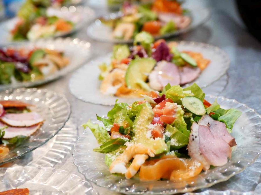 野菜の旨みを大切にしたやさしい味わいの料理が楽しめる「キッチンミルポワ」。 気取らない雰囲気で、本格的な洋食・フレンチを気軽に味わえるレストランです。