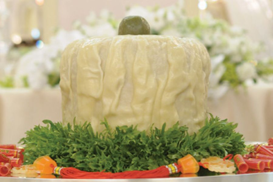 【ジャンボシウマイ入刀！唯一無二の“崎陽軒ならではの演出”】ケーキカットの代わりに ジャンボシウマイ入刀ができるのは崎陽軒だけ。 カットすると中から小さなシウマイがコロコロ出てくる仕掛けで、 盛り上がる・写真映えする・話題性抜群の人気演出です。