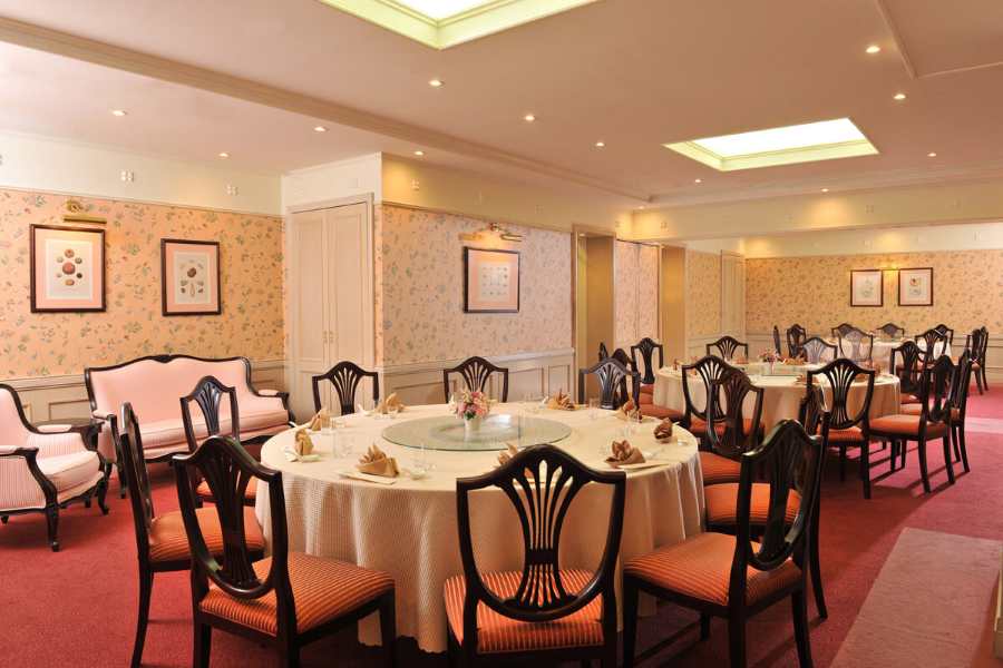 【コロニアル様式 × シノワズリーの“個性ある上質空間”で大人の披露宴】館内は“西洋から見た東洋”をテーマにしたシノワズリー空間が広がり、 イギリス様式の重厚なチャペルや、煌びやかなシャンデリアが印象的なバンケットが揃います。 クラシカルでどこか懐かしさのある雰囲気は、落ち着いた大人のウェディングにぴったりです。