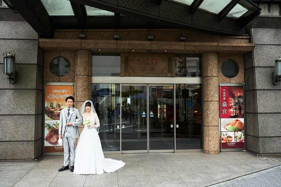 【横浜駅直結の“圧倒的アクセスの良さ”でゲストが迷わない】横浜駅東口から地下街で直結しており、雨の日でも濡れずに到着できる抜群の立地。 遠方ゲストやご年配の参列者にも負担が少なく、アクセスで迷わせない安心感があります。