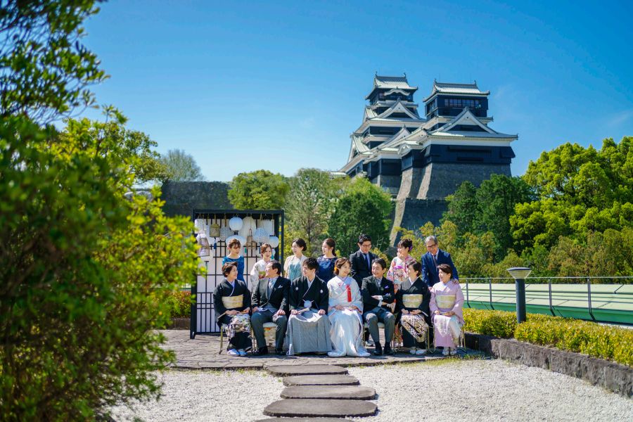挙式後に熊本城バックに集合写真を撮影可。この場所だからこそ叶う贅沢な絶景は、県外からのゲストにも好評
