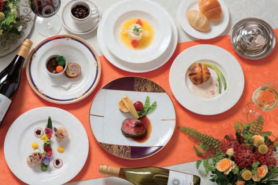 食材選びから仕上げに至るまで拘りぬいた 目にも美しいホテルフレンチ。素材そのものがもつ色や香り、滋味をしっかりと味わえる調理法にこだわり日本ならではの食材をエッセンスにした独自のスタイル