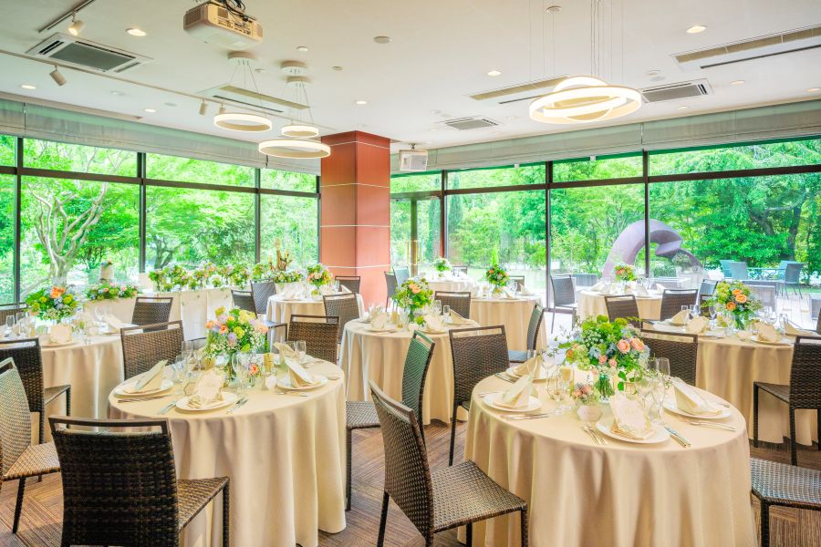大きな窓の向こうで輝く緑と自然光が全員の笑顔を照らし出す、開放感抜群のレストランウエディング。バーカウンターやガーデン付きのダイニングスタイルが人気の「ロータスガーデン」。ゲストハウスのようなプライベートパーティが実現します