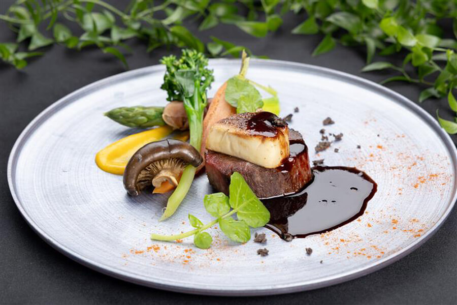 京都店オリジナルメニューは、地産地消の食材でゲストのおもてなし。直接シェフとの打合せができアレンジメニューにも対応。