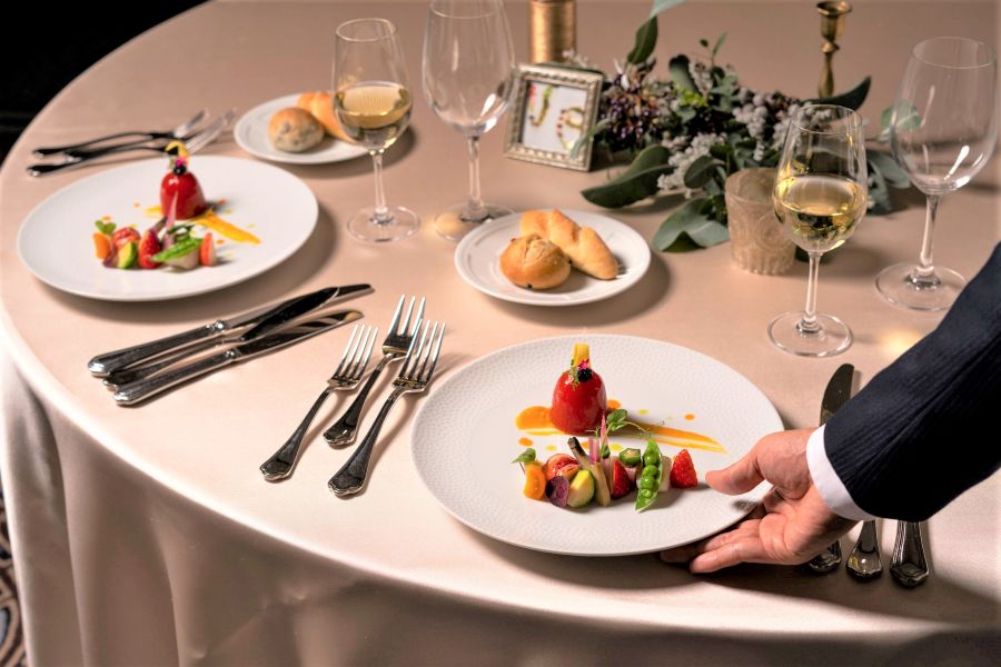 【料理の評価が非常に高い】数々の受賞歴を持つシェフが手がけ、プライベートキッチンから出来立てを提供。 料理の評価は「とても高い」とされ、実際の口コミでも「どれも美味しくて感動した」という声多数。