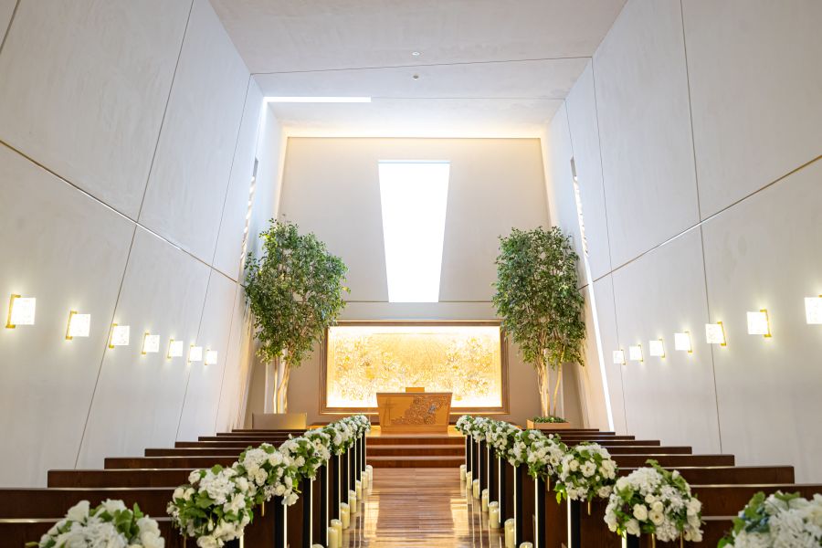 光に満ちた独立型チャペル「アクティス」天井高8m／バージンロード14m の壮麗な独立型チャペルは、自然光が差し込み花嫁を美しく引き立てます。京組子を用いた祭壇など 京都らしさ が感じられるデザインも魅力です。