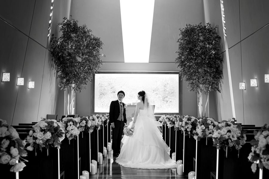 【1日2組限定の“ゆとりある”ウェディング】1日2組限定で、準備から当日まで落ち着いて過ごせる特別感あるスケジュール。ホテルゆえのホスピタリティで、高齢ゲストや遠方ゲストにも優しい動線・宿泊環境が整っています。