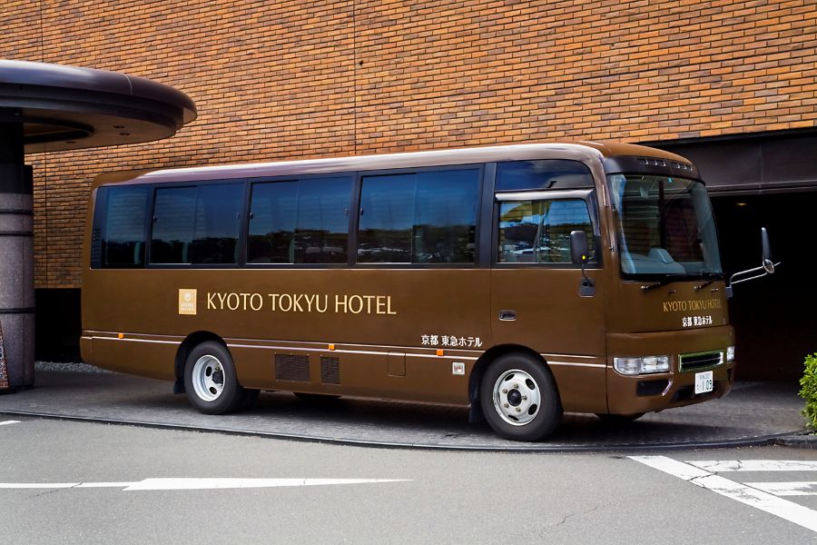 京都駅から無料シャトルバスが運行しており、遠方ゲストやご年配のご親族、またヒールや着物の方にも負担が少ない点が大きな魅力。