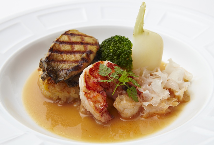 フランス料理に和のだしや技法を取り入れたことでも有名な坂井シェフ。年配の方など、すべての方に喜んで頂けるフレンチをどおぞ。