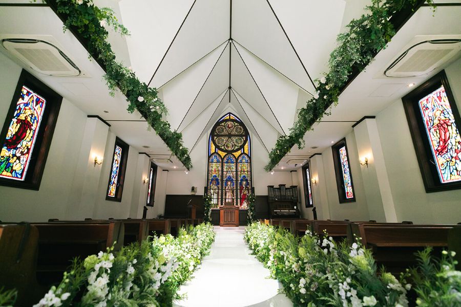 ステンドグラスが輝く《独立型チャペル》＆“幸せのらせん階段”