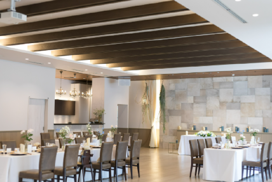 ■パーティー会場は、どんな雰囲気もよく映える自然光溢れる明るい空間/シンプルにも華やかにも、おふたりらしいコーディネートが可能です