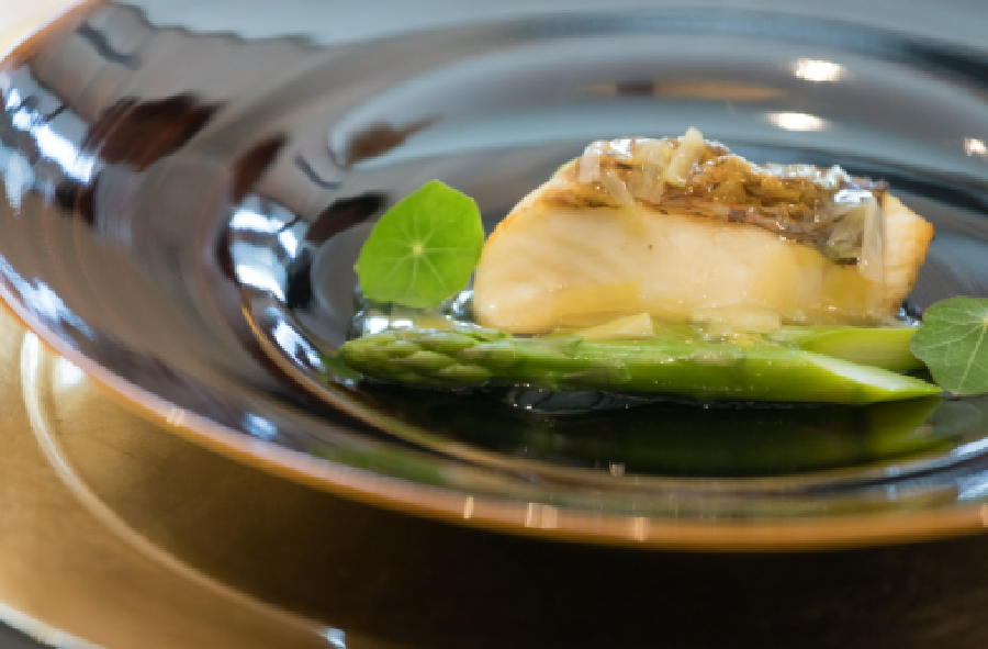 ■おふたりの門出を祝す大 切な一日は、「美味しい」と純粋に思ってもらえる華 やかさと共に親しみやすさも大 切にしたル・メルシェオリジナルコース料理でおもてなし/食材選びから、ご提供のタイミングまでこだわったフルコースをご用意しております