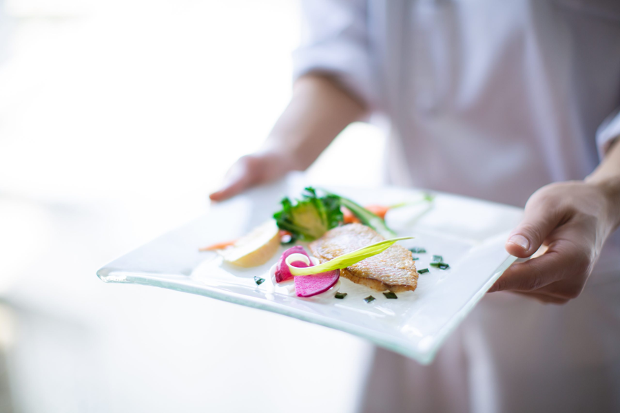 ■日本人が美味しいと感じる素材にこだわったフュージョン（融合）料理、醤油や味噌や和風のお出汁など、日本の味をベースにした調理法が特徴