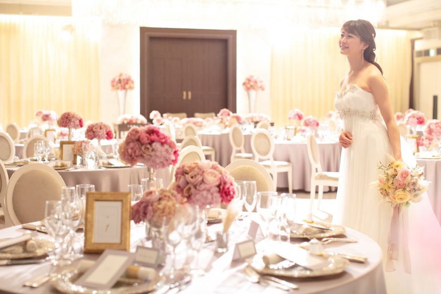 天井にきらめくたくさんのクリスタルと、ホワイトを基調にした明るい内装がウェディング気分をグッと盛り上げてくれる会食会場