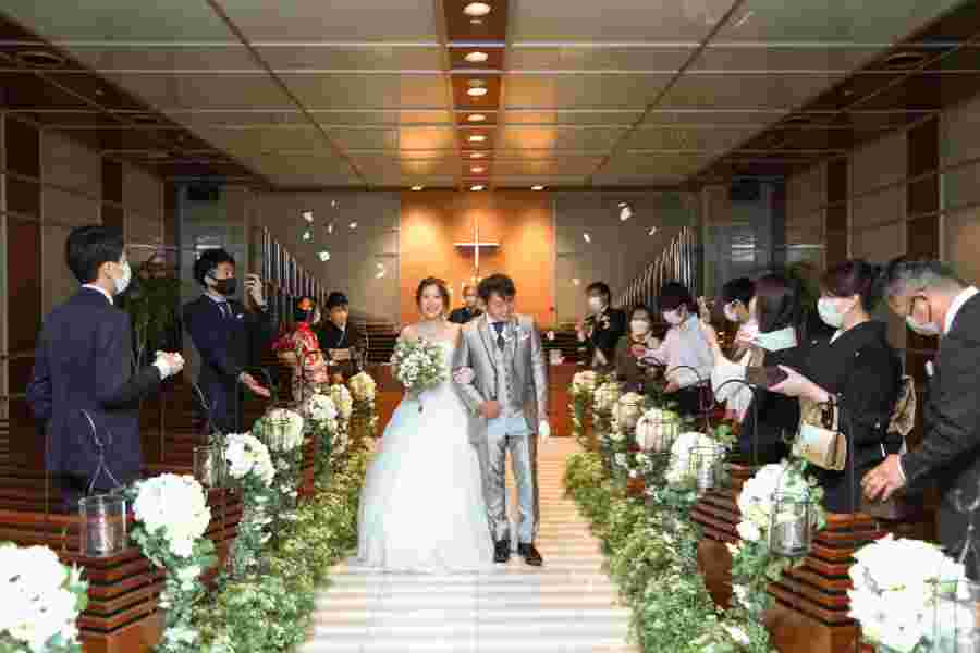 木の温もりとランプの灯りが美しいチャペル（レ・シェルバン）。ナチュラル×温かみ。