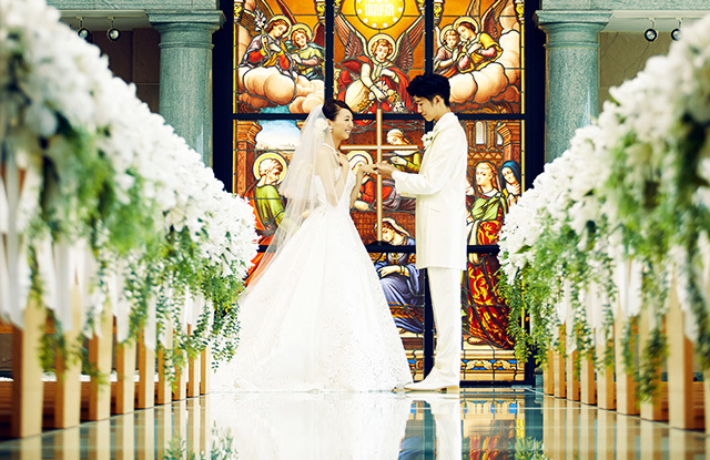 歴史を受け継ぐステンドグラスが輝く、映画のようなクラシカルチャペル