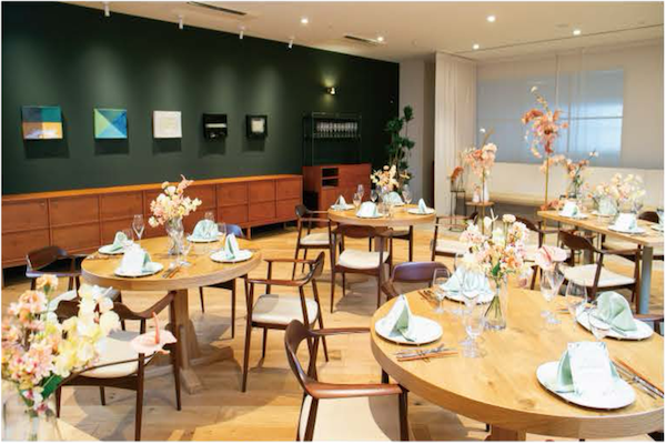 【銀天街直結×駅徒歩10分の好立地】松山市駅から徒歩10分。雨でも安心な銀天街アーケード沿いの絶好のロケーションです。近隣の提携レストランや料亭への移動もスムーズで、挙式後の会食も万全。松山中心地ならではの利便性で、遠方のゲストも安心してお迎えいただけます。