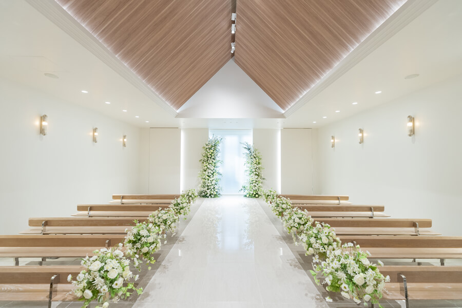 【光溢れる最新チャペル×本格スタジオ】2/21誕生の新店舗は、最上階に光が降り注ぐ開放的な空間。本格スタジオを併設し、挙式から前撮りまでワンストップで叶います。ペット参列など柔軟なスタイルにも対応した最新設備で、おふたりのこだわりを最高の形で残します。