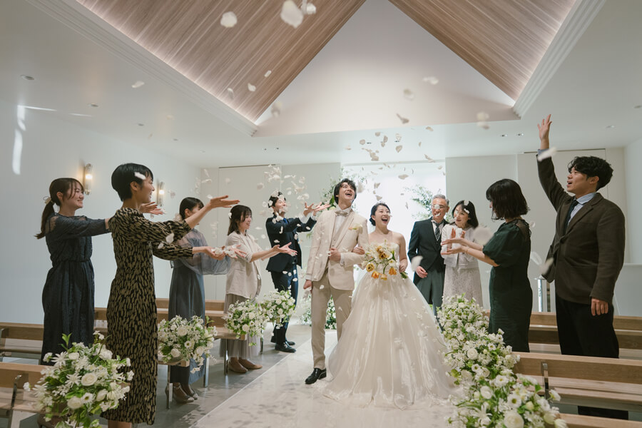 【10万組の信頼×7.7万円の高品質】少人数婚の先鋒として、25年で10万組以上の絆を形にしてきました。自社一貫体制により中間コストを抑え、衣装や写真も妥協しない「7.7万円」の挙式を実現。派手な演出よりも想いが届く、小さな感動の物語をプロデュースします。