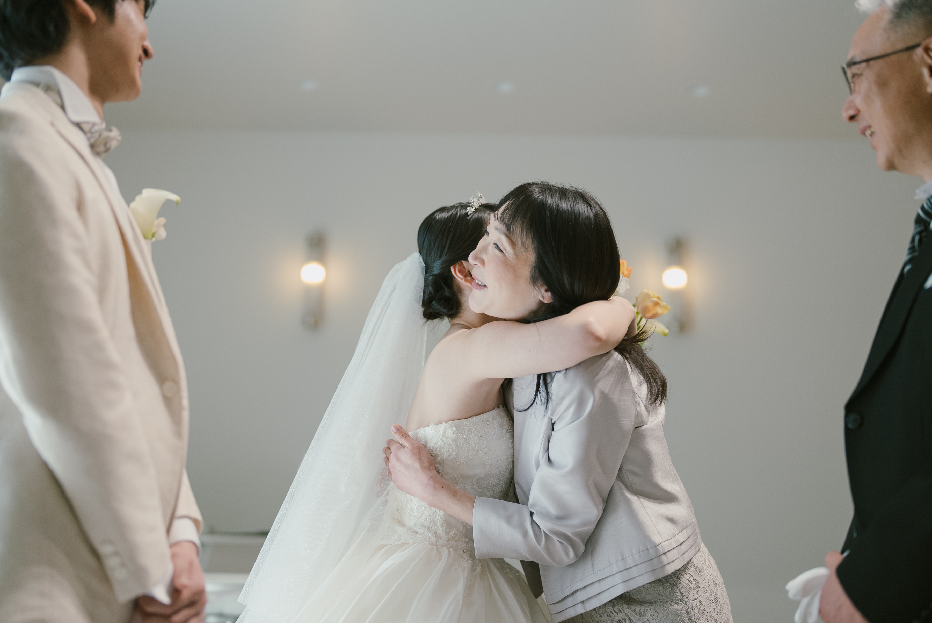 2名から40名までの少人数ウェディングに対応。
家族や親しい友人と顔を合わせ、一人ひとりとの時間を大切にできる結婚式をご提案します。

「2人だけでも、きちんと結婚式をしたい」
「家族に結婚する姿を見てもらいたい」

そんなおふたりの想いを、無理のないスタイルで形にします。

「小さな結婚式」は25年間で10万組以上の結婚式をお手伝いしてきた、少人数ウェディングの専門ブランドです。