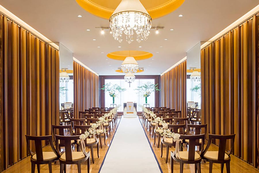 赤れんがテラス内に位置し、地下歩行空間直結でアクセスも快適。大きな窓からは赤れんが庁舎と四季の景色が広がり、移ろう眺めそのものがおもてなしに。