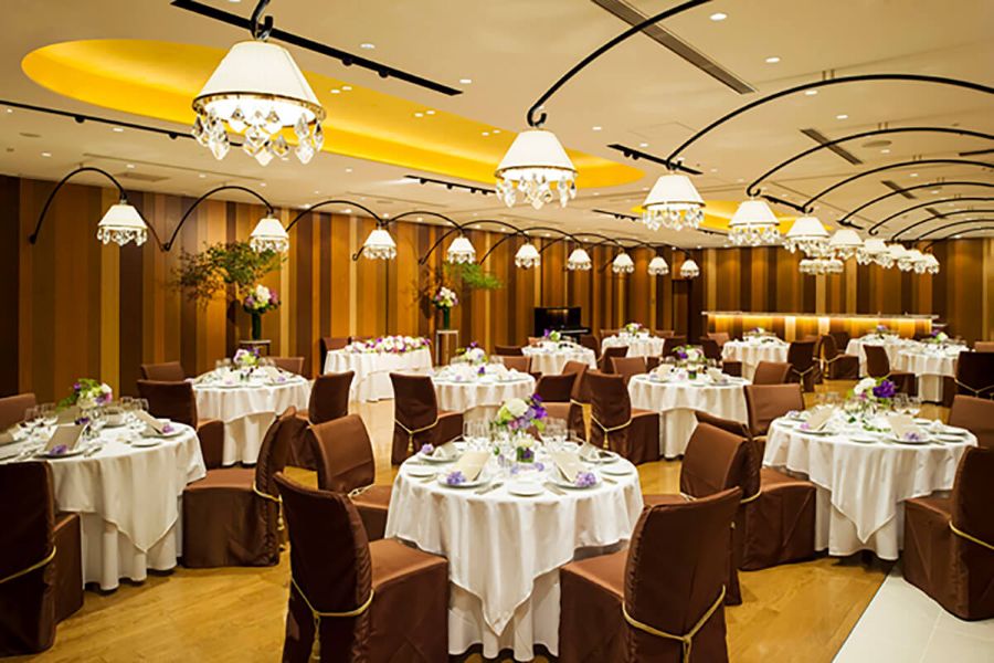 ワンフロア貸切のプライベート空間で、少人数〜135名まで対応。挙式も会食も同フロアで行える、ストレスフリーな会場です。