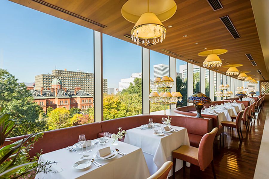 南 大輔シェフが手がけるレストランMINAMIの味を、結婚式当日もそのままに。道産食材の魅力を引き出したフレンチを、出来立て・最良のタイミングで提供し、料理が主役のおもてなしを叶えます。