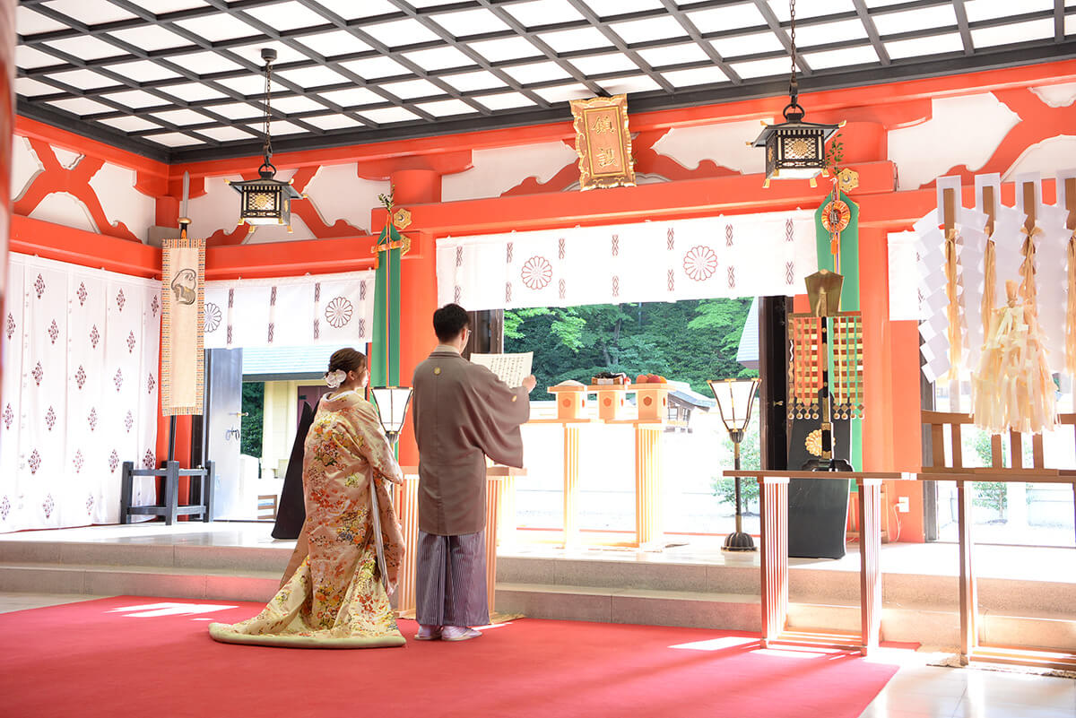 挙式は色打掛でもOK。挙式の後は、おふたりでの写真やご家族様との集合写真も可能です。白無垢のあとに掛替をして色打掛でのロケーション撮影もOK。  Gallery