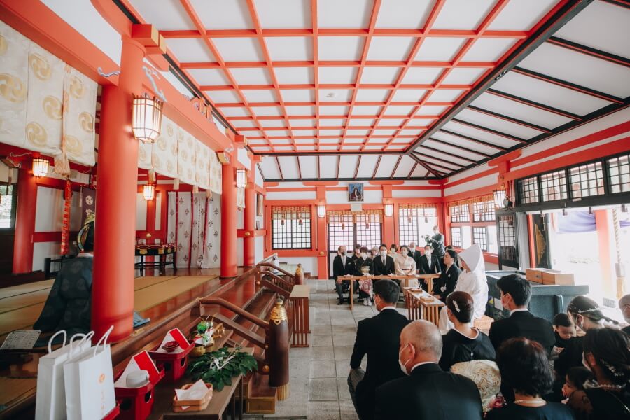 宮崎の氏神さまとして地域の人々に親しまれる「八幡さま」での神前式