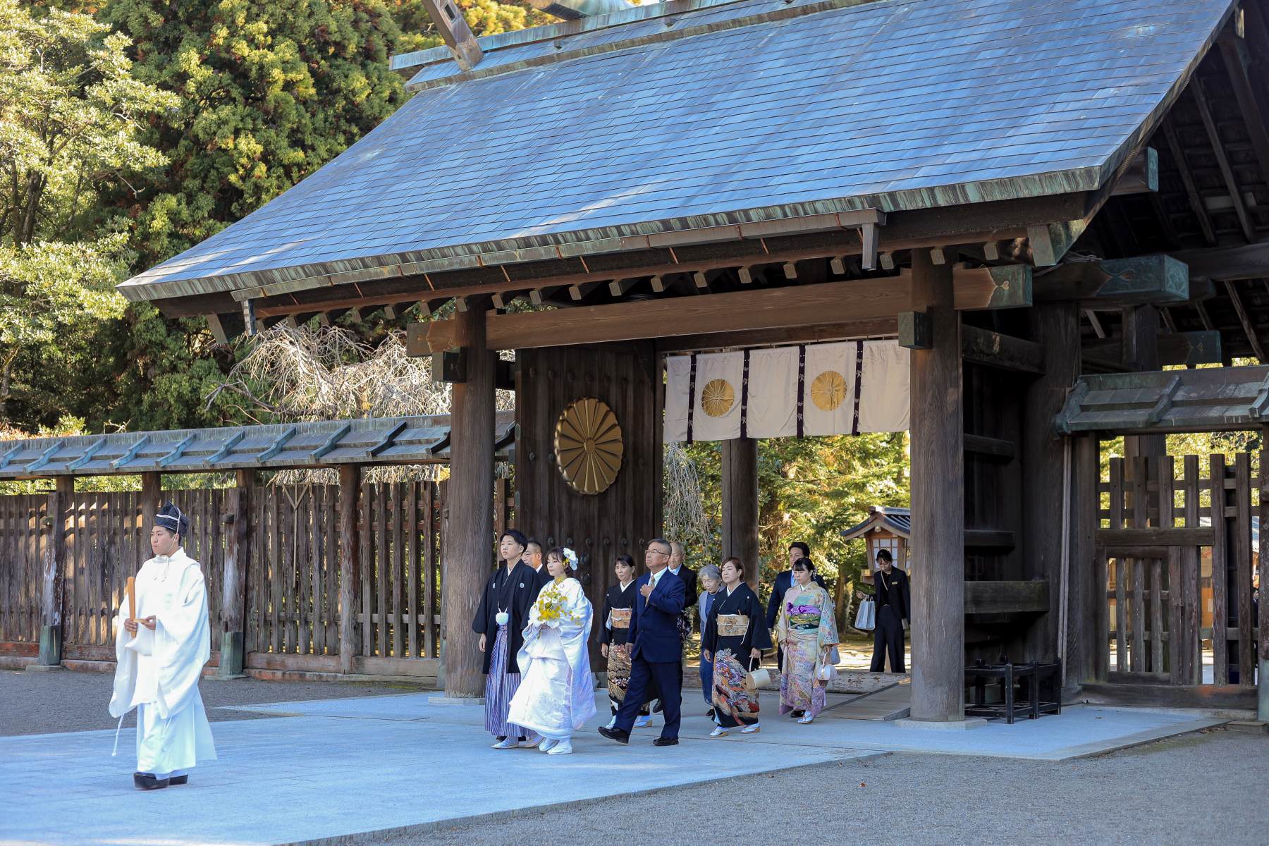 四季折々の自然美と花嫁行列～豊かな緑と荘厳な雰囲気は、和装の新郎新婦を一層引き立てます