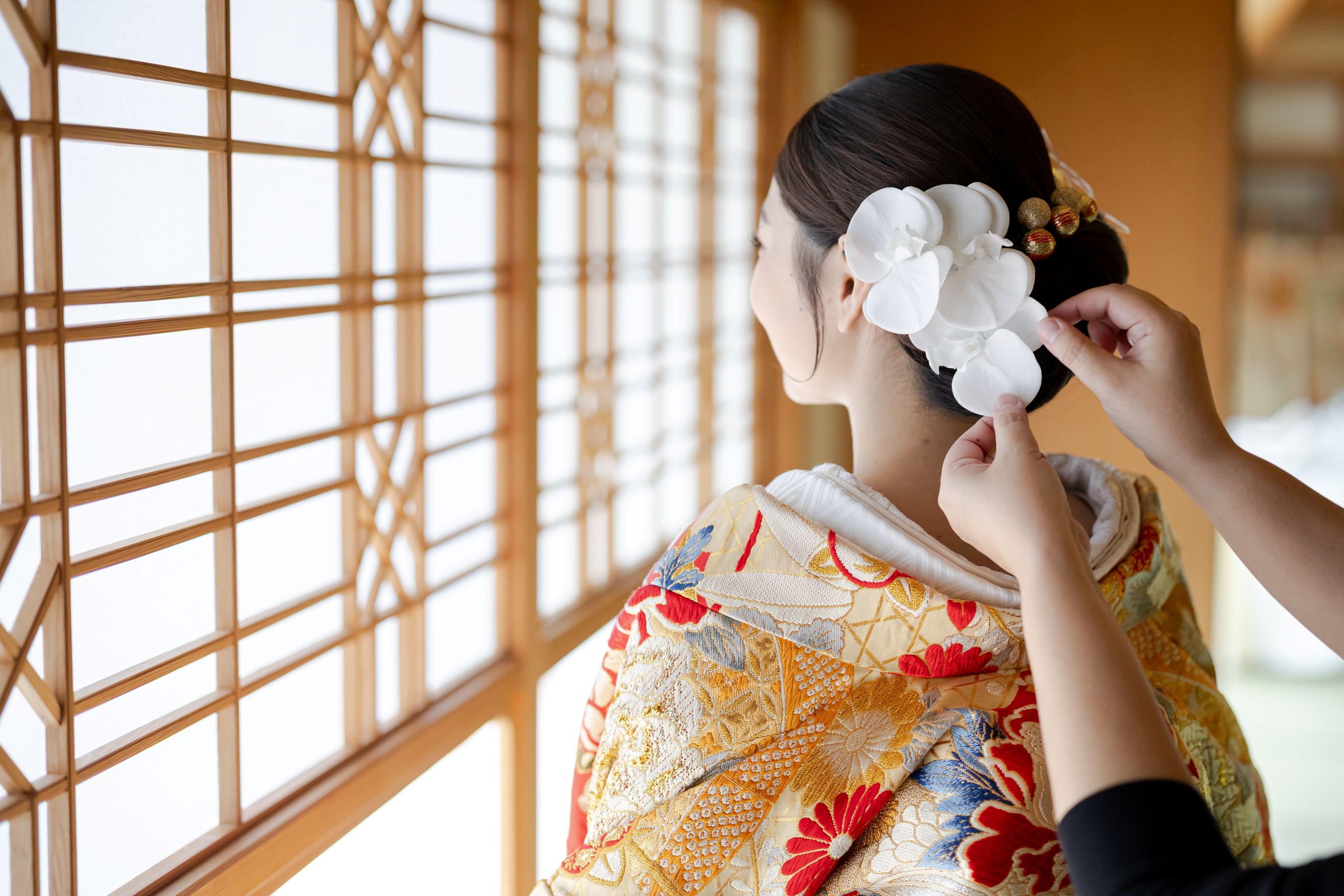 当サロンでは、豊富な着物をご用意しております♪厳かな神社挙式にふさわしい白無垢・色打掛はもちろん、季節やお好み、雰囲気に合わせて流行りの色小物や色掛下を組み合わせ、“あなたらしい一着”に出会えます♡  「格式」と「着心地の良さ」、そして「あなたらしさ」を両立した装いを叶えます。一生の記念となる一日のために“運命の一着”を見つける喜びを 心ゆくまでご体験ください♪