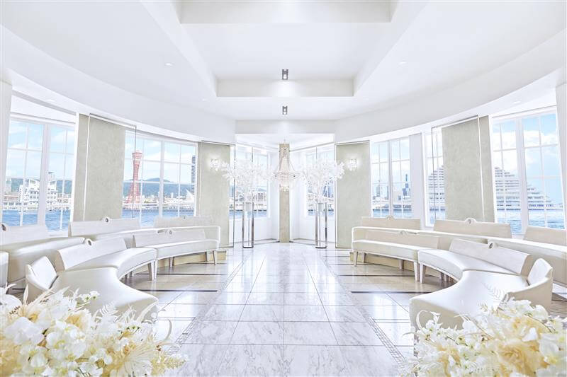 神戸の海をバックに、開放感抜群の美しい少人数型チャペル。