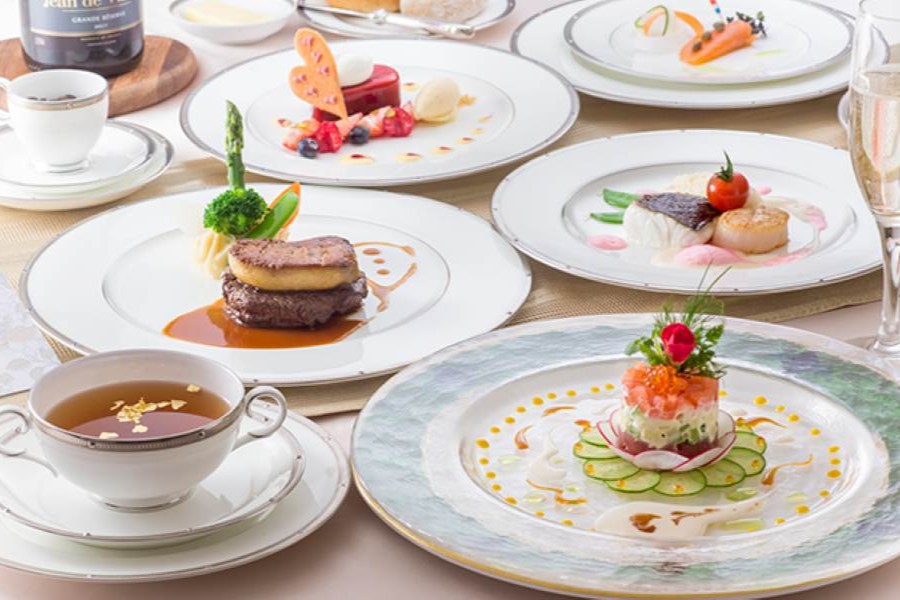 【オートクチュールの婚礼料理で特別なおもてなし】料理は料理長と直接相談してつくる“オートクチュールメニュー”が好評。 細かな要望にも応えてくれるため、二人らしさを表現した特別な一皿が実現します。 山梨ならではのワインとのマリアージュも楽しめ、ゲスト満足度が高いポイントです。