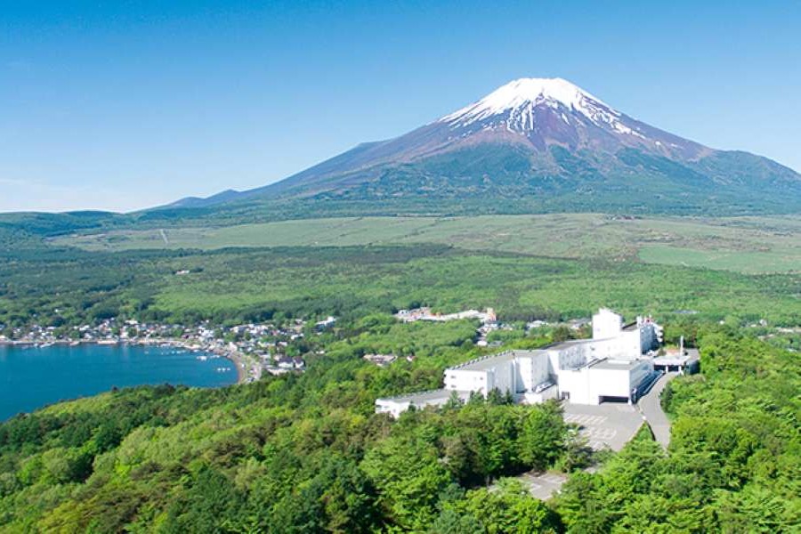 【富士山 × 山中湖の唯一無二の絶景ロケーション】標高1,100mの山頂に建つホテルだからこそ、富士山と山中湖を同時に見渡す絶景挙式が叶います。 ガーデンチャペルでは四季の自然に包まれながら、まるで映画のワンシーンのようなセレモニーが実現。 青空の下でのフラワーシャワーや集合写真も大人気です。