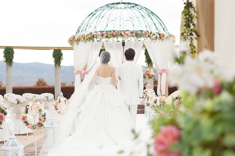 【アットホームな少人数ウェディングにぴったりの会場構成】ホテルマウント富士には、2〜20名向けの小規模披露宴会場が用意されており、家族中心の少人数婚や旅行を兼ねたアットホームな式に最適です。 山中湖や富士山を望む落ち着いた会場で、ゲストとの距離が近い温かな時間をゆっくり共有できます。 また、大人数会場とは別に少人数専用の空間が確保されているため、気兼ねなくリラックスして過ごせるのも魅力です。