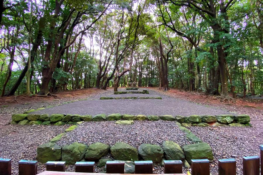 【四季の彩り】  境内には桜や紅葉があり、季節ごとに美しい和装写真が残せます。