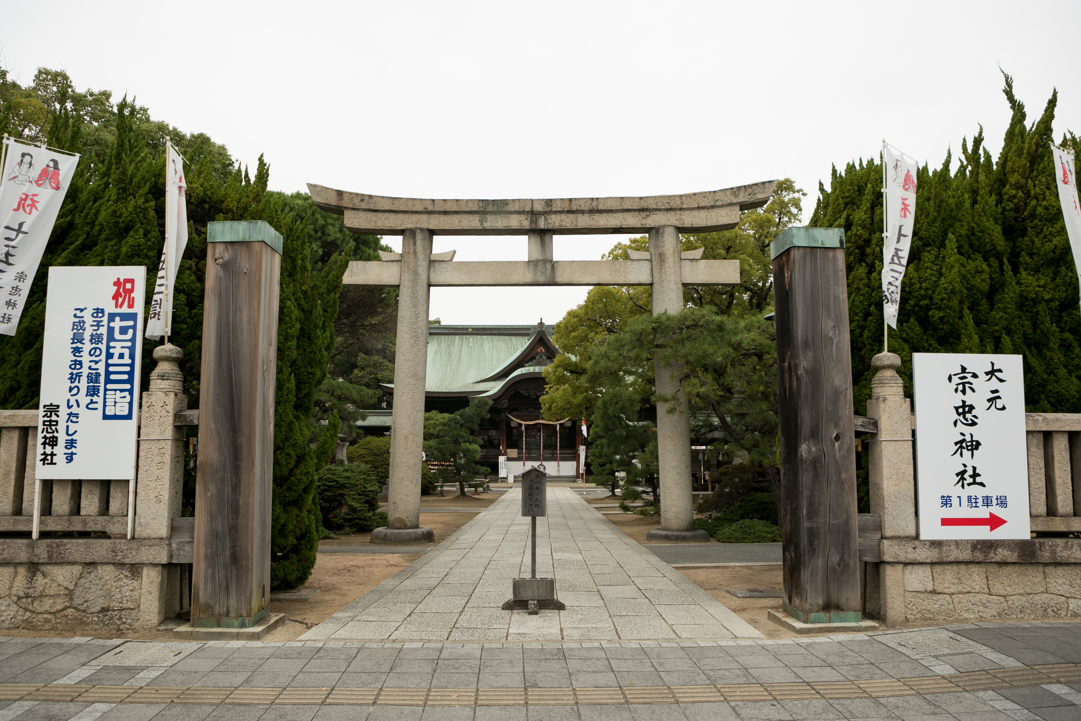 ■岡山駅からバス15分、JR大本駅から徒歩10分！駐車場も140台完備、アクセスしやすい街の中に溶け込んだ森林豊かな神社です