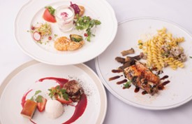 オープンキッチン内にあるチーズ工房で毎日手作りするフレッシュチーズや、全国から選りすぐりを取り寄せるトマト、野菜を練りこみヘルシーに仕上げたモチモチの生パスタなど、シンプルで素材感のあるイタリアンが魅力。自然派を中心に取り揃えたワインをお愉しみください。