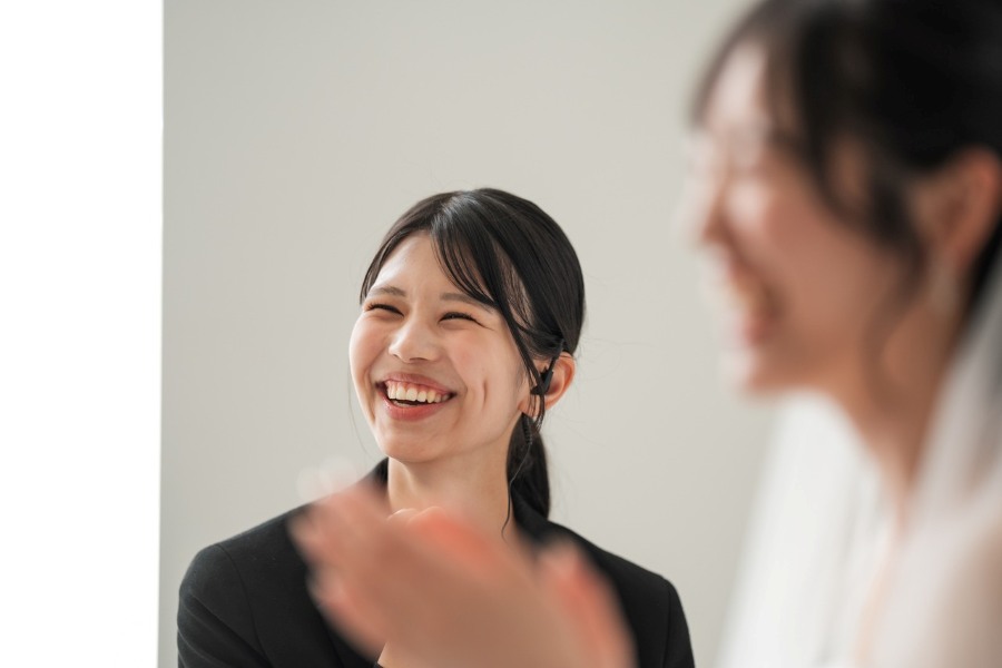 【挙式当日まで専属スタッフがしっかりサポート】 小さな結婚式では、 準備の進め方、神社との段取り、衣装・ヘアメイク、当日のアテンドまで 専任スタッフがトータルでサポートいたします。 挙式当日も、お支度から移動、挙式中の立ち位置まで細やかにご案内しますので、 「緊張して何をすればいいかわからない…」という瞬間もご安心ください。 おふたりが心から和やかに過ごせるよう、スタッフ全員でしっかり支えてまいります。