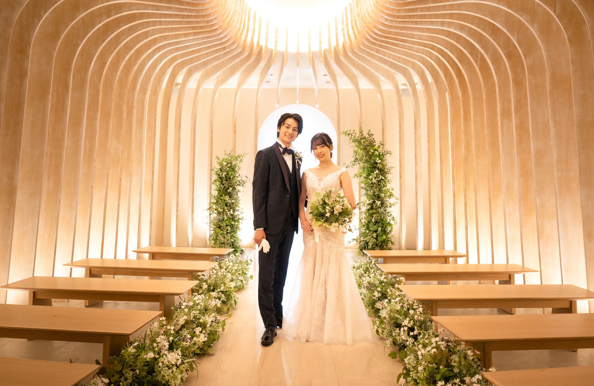 チャペルと新郎新婦