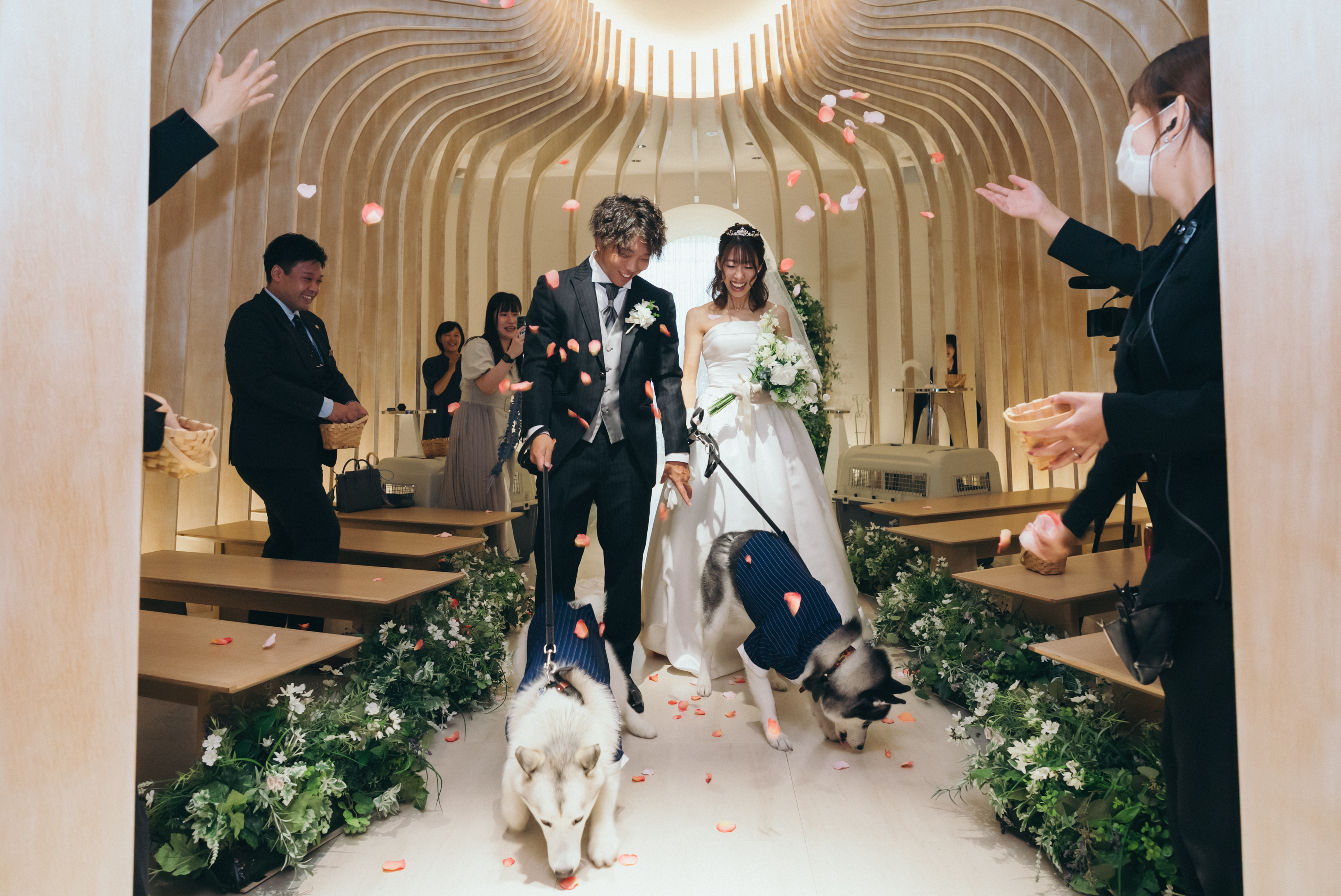 当式場ではペット同伴での挙式が可能です。 リングドッグとしての参加や、セレモニーへの立ち会いなど、 おふたりとペットが一緒に過ごす、心温まる挙式をお手伝いいたします。