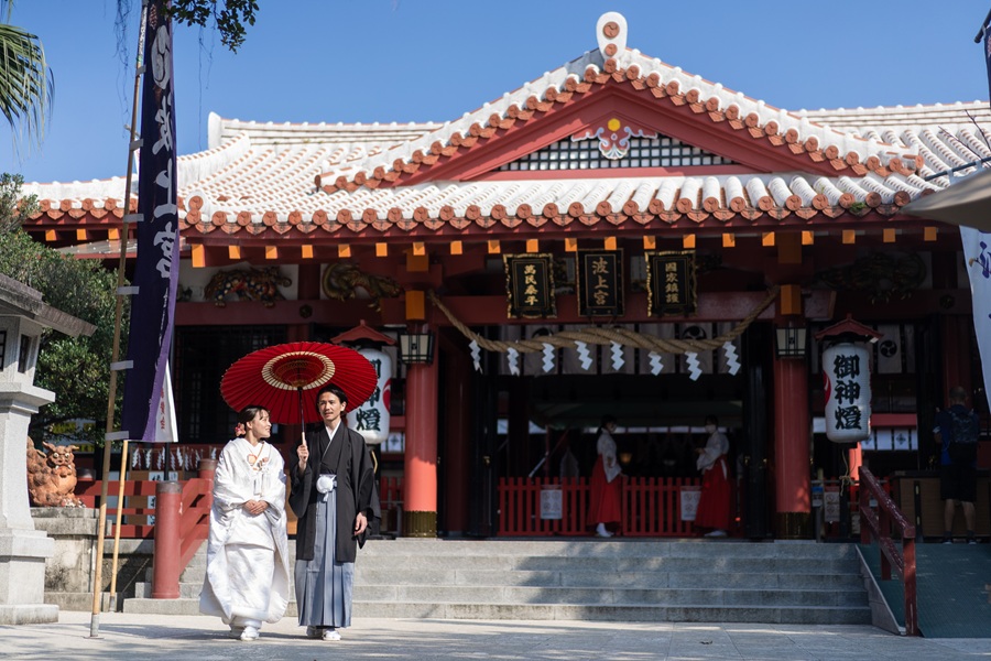 『自由に、手軽に、私たちらしく』波上宮では、形式にとらわれず、ふたりらしいスタイルで挙式が可能です。 伝統を大切にしながらも、自由度の高いプランで準備もスムーズ。手軽に叶う和婚は、忙しいカップルにもぴったりです。